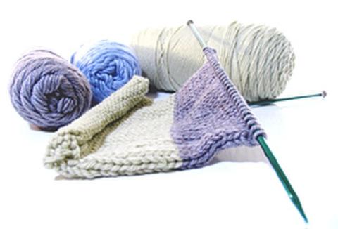 knitting needles with yarn